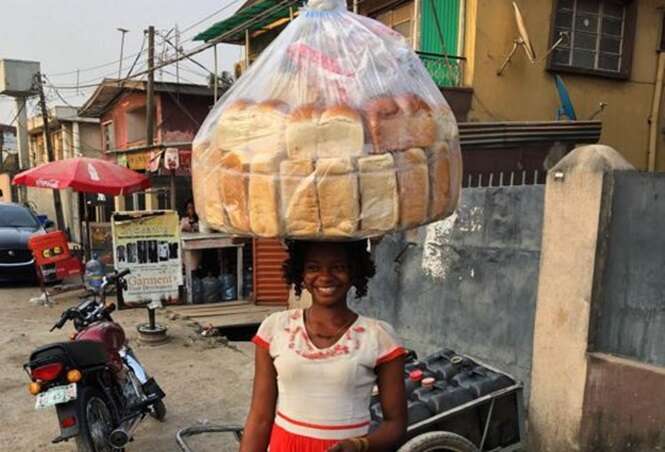 Vendedora de pães se torna modelo depois de ser fotografada acidentalmente durante o trabalho