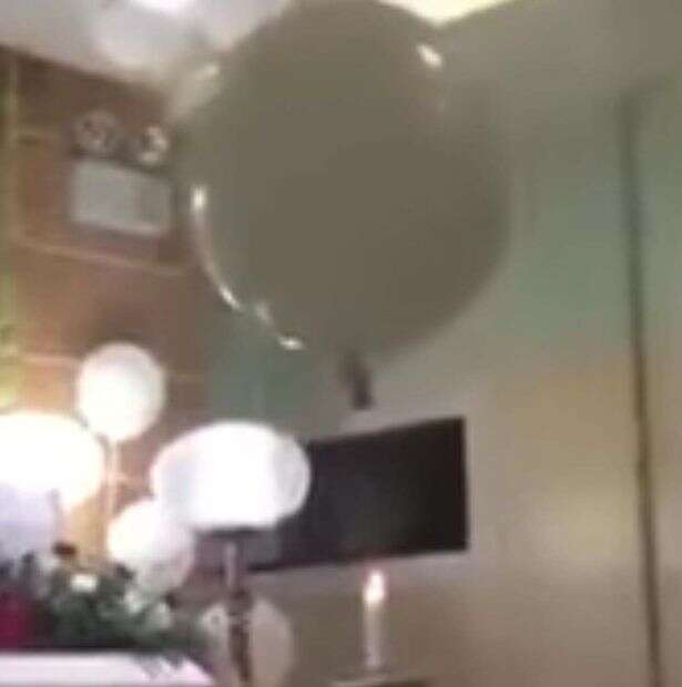 Vídeo mostra balão misteriosamente indo em direção à mãe que perdeu seu filho