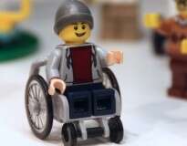 Lego anuncia lançamento do primeiro personagem de cadeira de rodas