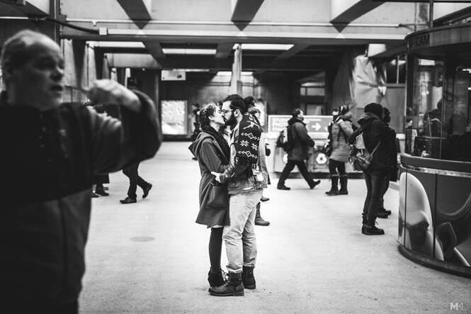 Fotógrafo faz sucesso registrando imagens de casais se beijando.