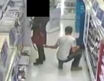 Pervertido é flagrado usando celular para filmar por baixo da saia de mulheres em loja