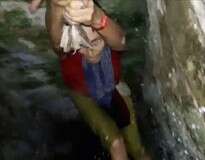 Vídeo: Mulher escorrega e cai em poço enquanto fazia selfies durante viagem turística