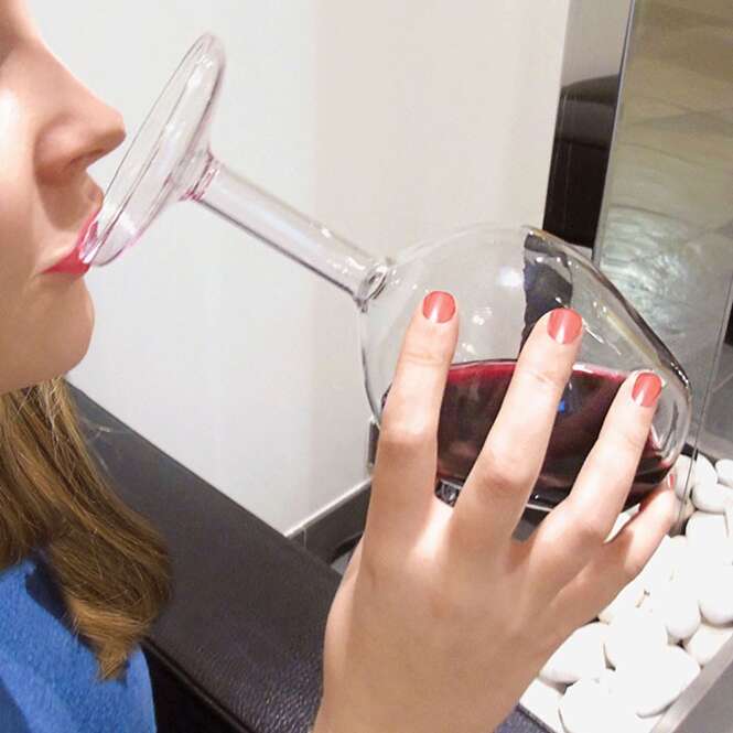 Taça de vinho “ao contrário” vai te ajudar a pregar uma peça nos amigos