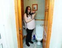 Mulher que não sabia estar grávida dá à luz no vaso sanitário, envia foto ao namorado e ele não acredita
