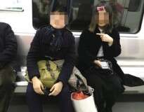 Foto faz sucesso na web ao flagrar ideia criativa que passageira de metrô teve para conseguir dormir durante viagem