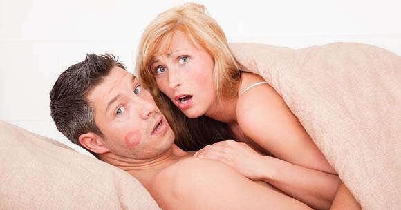 Especialistas afirma que a 2ª fantasia íntima mais comum entre os homens é a de ver a mulher na cama com outro