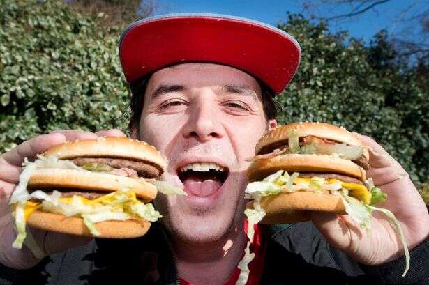 Apaixonado por fast food troca seu nome para Bacon Double Cheeseburger