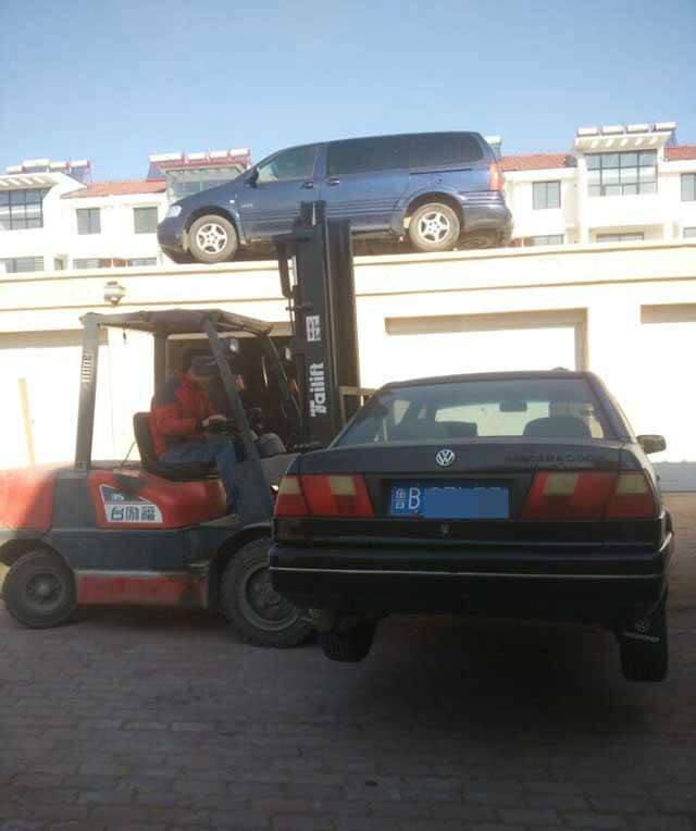 Homem furioso com carros estacionados na frente de sua garagem resolve problema de forma surpreendente