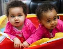 Gêmeas univitelinas nascem com cor de pele diferente e se tornam o primeiro caso do tipo na Inglaterra