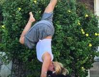 Garota faz sucesso no Instagram exibindo movimentos de ioga junto de sua cabra de estimação