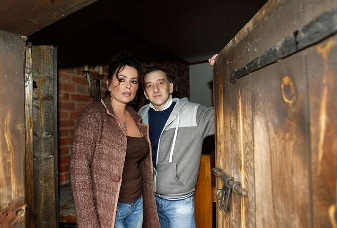 Vanessa e o investigador paranormal Micky Rawlins. Foto: Neil Hall - The Sun