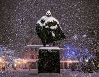 Estátua de cidade polonesa ganha visual de Darth Vader após nevasca