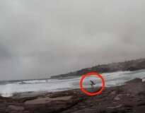 Jovem filma raio cair ao lado da namorada durante passeio próximo ao mar e vídeo se torna viral na web