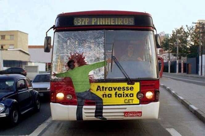 Anúncios publicitários criativos em ônibus