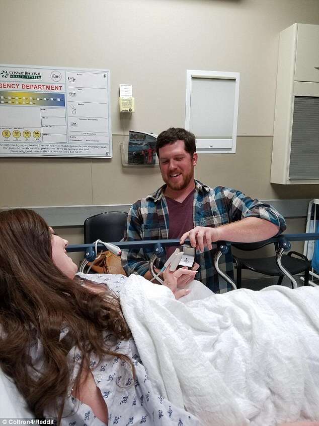 Rapaz faz pedido de casamento no leito de hospital após namorada sofrer acidente