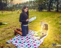 Mãe que pode pegar pena de morte por matar filha faz sessão de fotos colocando menina como anjo ao lado dela