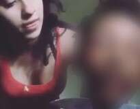 Vídeo chocante mostra menina com faca na garganta do namorado o fazendo se desculpar por dar em cima de outras garotas no Instagram