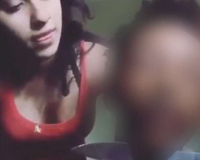 Menina com faca na garganta do namorado o fazendo se desculpar por dar em cima de outras garotas no Instagram