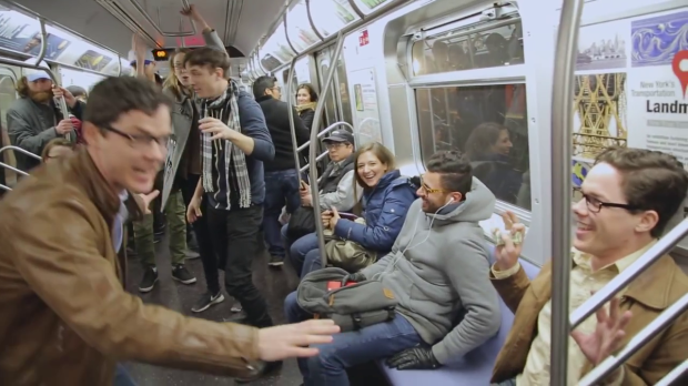 Pegadinha da “máquina do tempo” engana pessoas em metrô