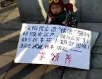 Empresário chinês tenta dar seu filho nas ruas após sua empresa falir