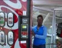 Vídeo: Mulher se esconde atrás de máquina automática de refrigerante e sobrevive à passagem de furacão