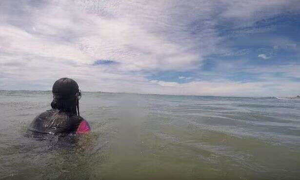 Vídeo mostra momento em que tubarão se aproxima de pai e filha no meio do mar