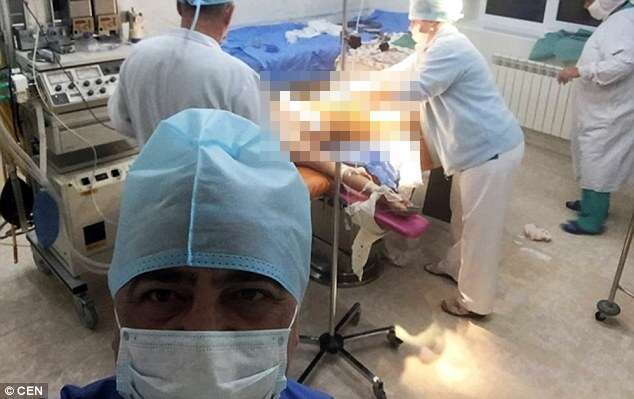 Médico posta selfie com paciente nua durante parto