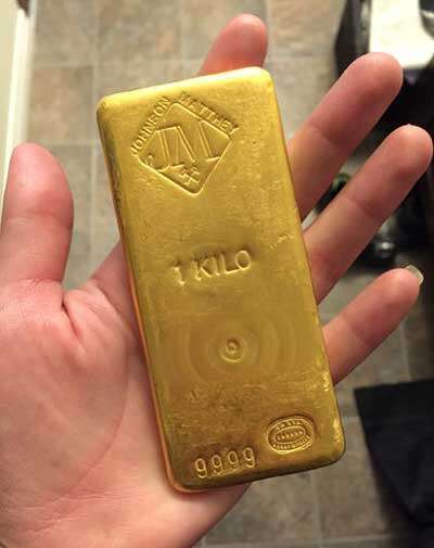 Encanadores encontram barra de ouro avaliada em R$ 200 mil 