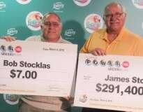 Irmãos compram bilhetes separados na loteria, um ganha 26 reais e o outro R$ 1,1 bilhões