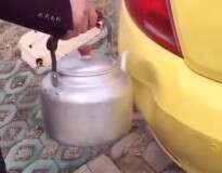 Vídeo repercute ao mostrar truque simples para arrumar amassados de carros