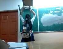Professora pune aluna por chegar atrasada na aula fazendo-a segurar uma pesada cadeira sobre a cabeça