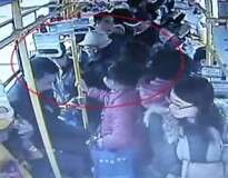 Vídeo: idoso ataca grávida dentro de ônibus porque mulher não quis lhe ceder assento preferencial