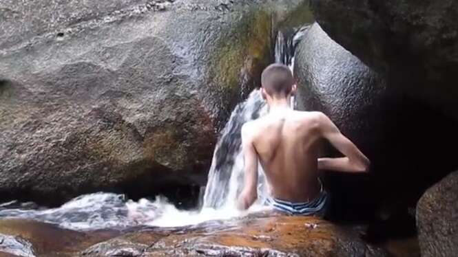 Jovens fazem sucesso em vídeo onde exploram caverna sinistra escondida debaixo de cachoeira