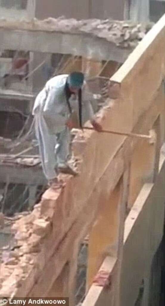 Operário é filmado demolindo prédio com marreta enquanto se equilibra sem equipamento de segurança