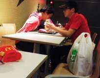 Imagem emocionante de funcionário do McDonald’s alimentando cliente deficiente comove internautas