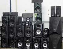 Homem que passou meses incomodando vizinhos com som no volume alto tem 34 alto-falantes confiscados de sua residência