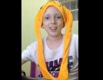 Menina de 12 anos que sonhava em ser famosa vence o câncer e se torna celebridade ao gravar vídeo comovente