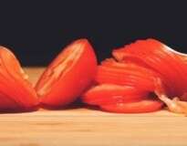 Vídeo de tomate sendo fatiados se torna sensação e internautas afirmam relaxar assistindo as imagens