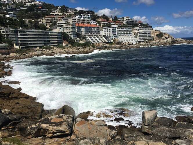 Morador de rua limpar praia por sentir vergonha da poluição no local