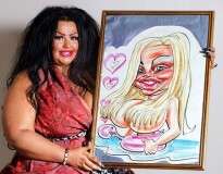 Mulher gasta mais de R$ 700 mil para ficar parecida com sua própria caricatura