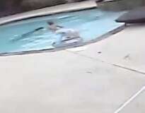 Câmera de segurança flagra momento dramático em que menina de 5 anos salva mãe que se afogava em piscina