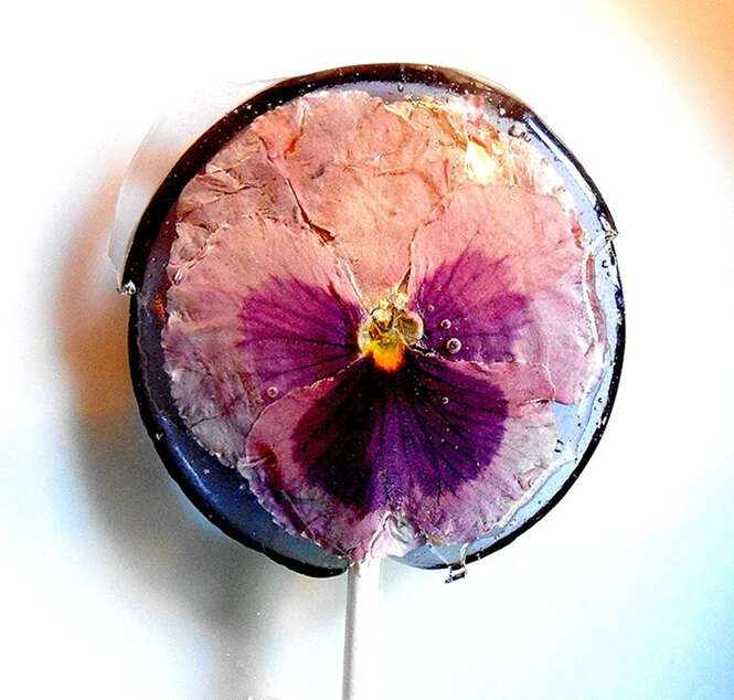 Pirulitos são reinventados com ajuda de flores comestíveis Pirulitos são reinventados com ajuda de flores comestíveis