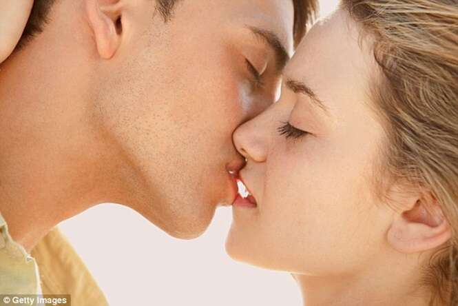 Cientistas descobrem razão pela qual as pessoas fecham os olhos durante o beijo
