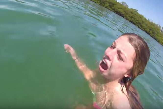 Mulher fica em pânico ao notar presença de gigantesca criatura se aproximando enquanto ela nadava em lago