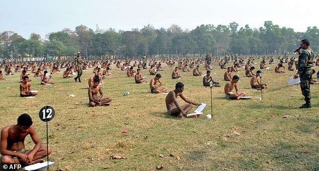 Candidatos do exército indiano são forçados a tirar suas roupas para impedir que colassem em exame escrito