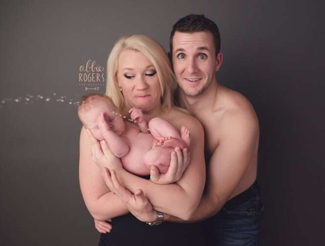 Bebê recém-nascido faz xixi no colo da mãe durante seu primeiro ensaio fotográfico