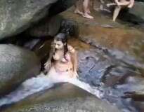 Jovens fazem sucesso em vídeo onde exploram caverna sinistra escondida debaixo de cachoeira no RJ