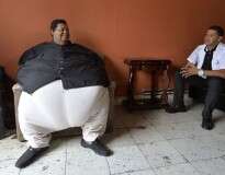 Homem mais gordo da Colômbia, de 400 quilos, inicia tratamento para tentar salvar sua vida