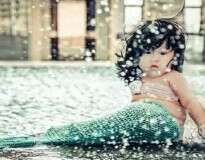Menina de 6 meses vestida de sereia se torna sensação na internet com fotos altamente fofas
