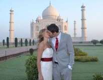 Noivos se casam em 8 países diferentes após decidir trocar festa de casamento por viagens ao redor do mundo